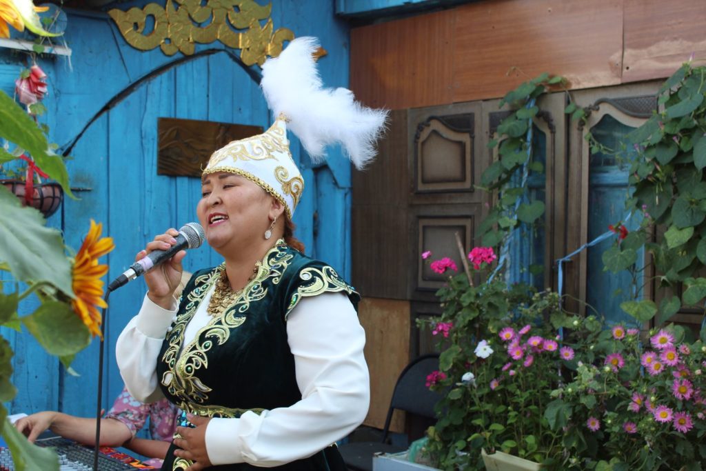 В дружбе, в мире проживать