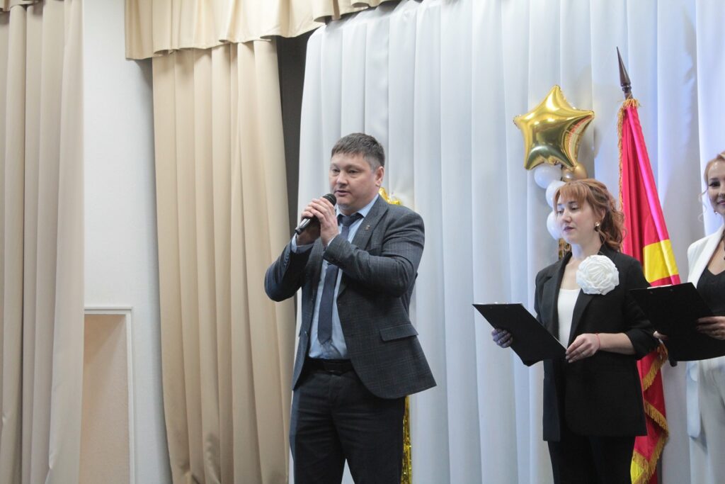 Учат своим примером